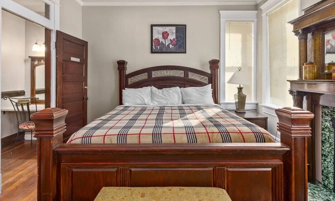 St. Charles Historic District House | 1st Capitol Mansion Boutique Hotel - Suite 201