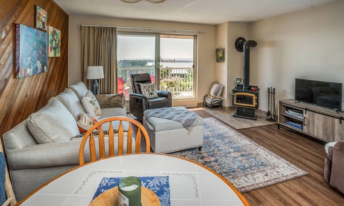 Gearhart Condo | 1st Floor 1 Bedroom Cute and Cozy - Walk to beach and golf! No Cleaning Fees.