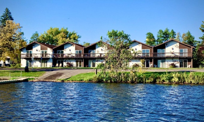 Tomahawk House | 1st Floor, Room 103, 1king Bed, Walkout, River View