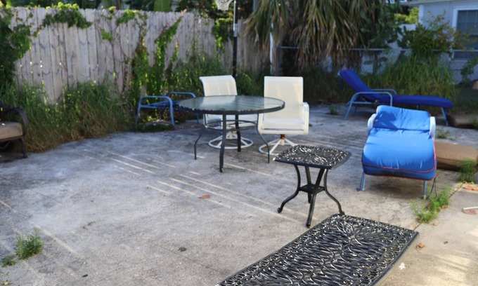 College Park House | 2/1 town house, 3 beds, 2 miles to the beaches