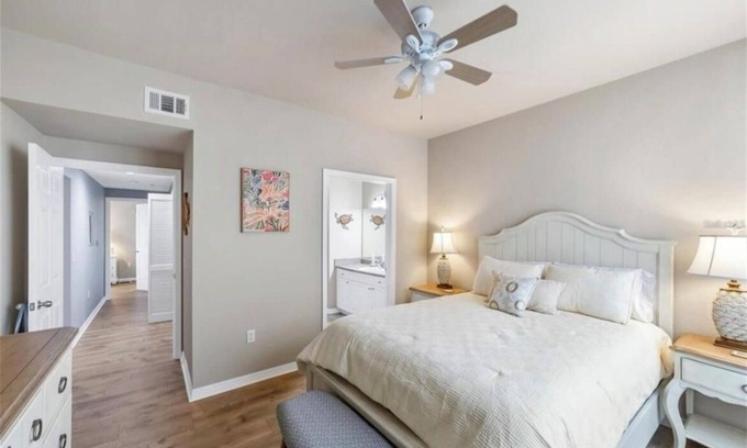 Sarasota Condo | 2/2 Condo in Sarasota w/heated pool, gym, lake view, fiber WiFi. < 5 mi beach!