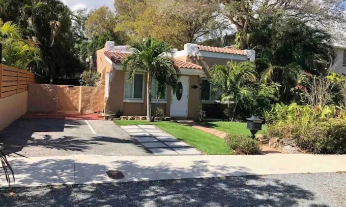 Victoria Park Cottage | 2/2 Spacious Coconut Cottage - Near Las Olas Blvd