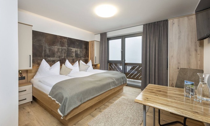 Alpendorf Apartment | 2-3 Bed Double Room Panorama