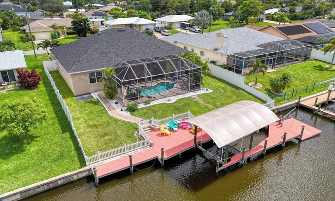 Caloosahatchee House | 2,791Sqft, FREE EV Charging, FREE HTD Pool, 20K Boatlift, Kayaks, Bikes, Dog OK!