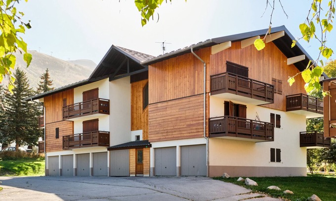 Mont-de-Lans Apartment | 2 Alpes - Apartment for 2-4 People with Mountain View, Balcony and Wi-Fi