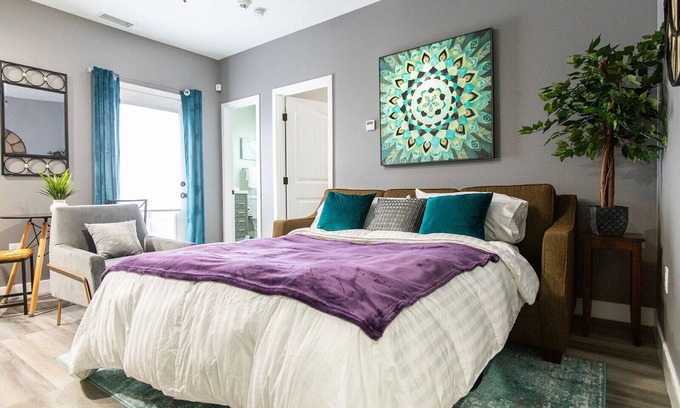 University Heights Apartment | 2 balconies + King Bed