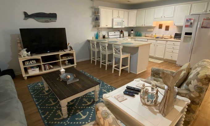 Long Beach Apartment | 2 Bd 2 Ba Spacious Condo - close to beach and shopping!
