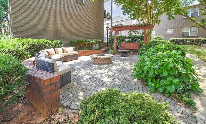 Lindbergh Apartment | 2 bd Fast W/Dryer Wifi Free Parking Full Kitchen Pool