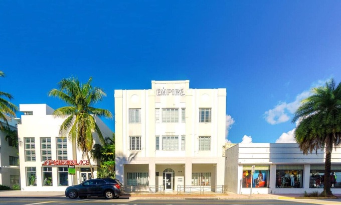 South Pointe Condo | 2 Bdr/1 Bth CHIC & COZY Apartment on Collins Ave