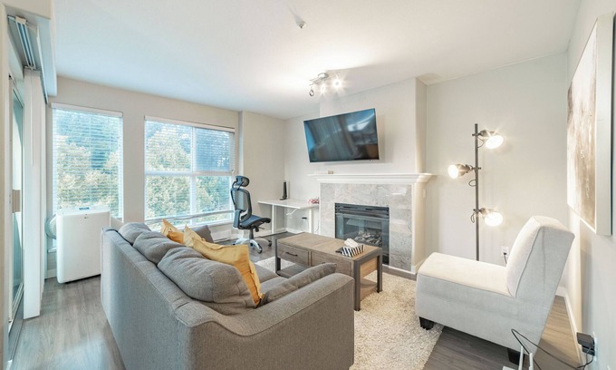 Fairview Apartment | 2 BDR Condo Walk to Granville Island @ False Creek