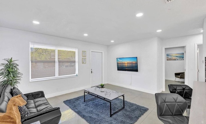 Hallandale Beach House | 2 Bdrm Modern House Mins From Beach & Casino HB1
