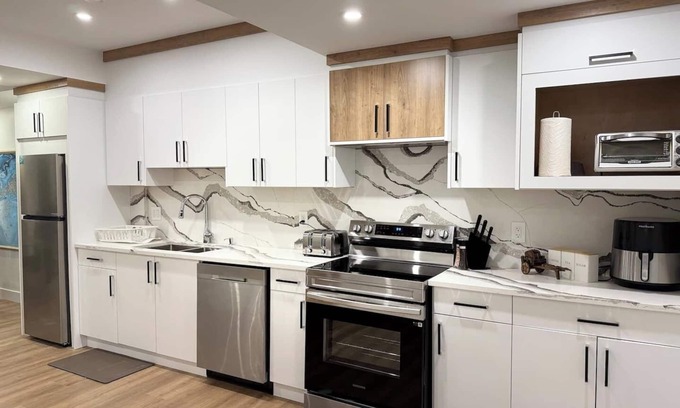 Beaumont Apartment | 2 Bdrm Suite|TV| Wifi|Newly Built| 20 mins Airport