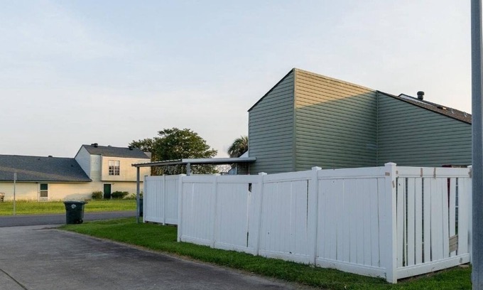 Prien House | 🦞2 bed 1.5 bath townhouse prime location Casino 3 miles away