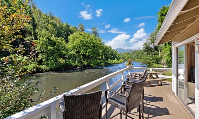 Sylva House | 2 Bed 1 Bath Vacation home in Sylva