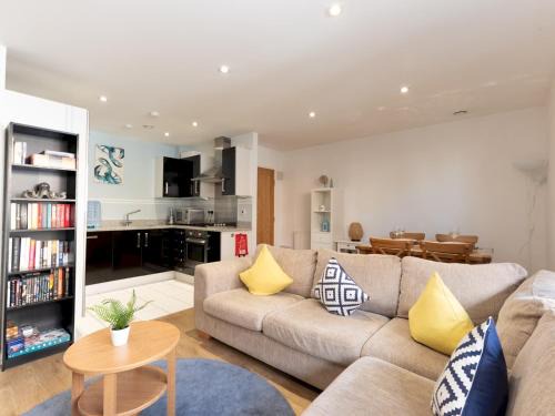 Greenwich West Apartment | 2 Bed 2 Bath Cosy & Modern Greenwich Retreat Pass The Keys