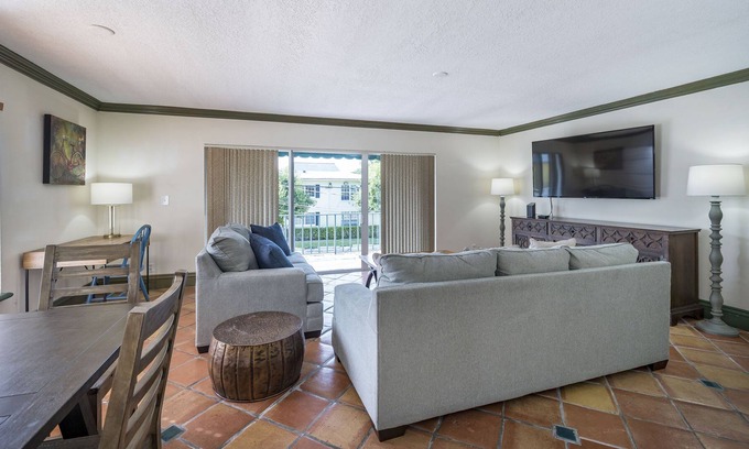 Parrot Cove Apartment | 2 Bed, 2 Bath Downtown Lake Worth Villa by Golf Course and Intracoastal