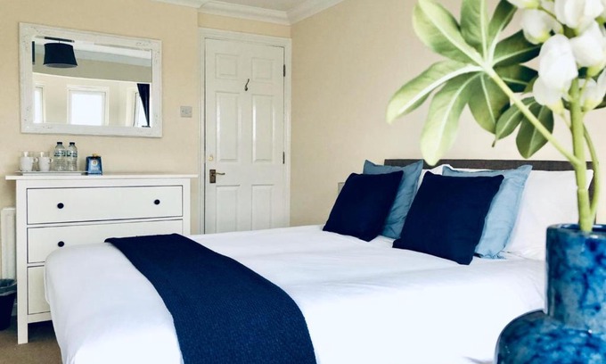 Balham Apartment | 2 Bed 2 Bath Flat with Private Parking and 3 min to Tube