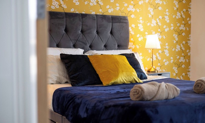 Wakefield Apartment | 2 Bed 2 Bath | Free Parking | En-suites | WiFi | King Size Beds| Self Check-in