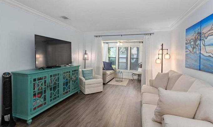 Saint Simons Heights House | 2 bed - 2 bath Island Retreat Condo with pickleball court!