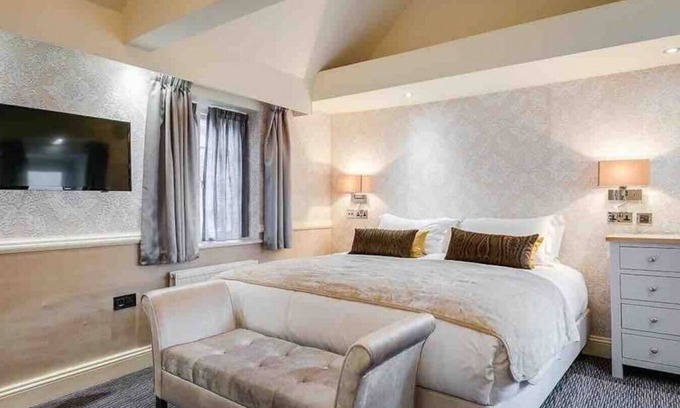 City of Westminster Condo | 2 Bed/2 Bath Luxury Entire Flat, Patio, Sky TV, AC