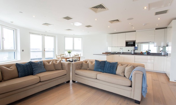 Clapham Apartment | 2 Bed/2 Bath Penthouse With Amazing Views