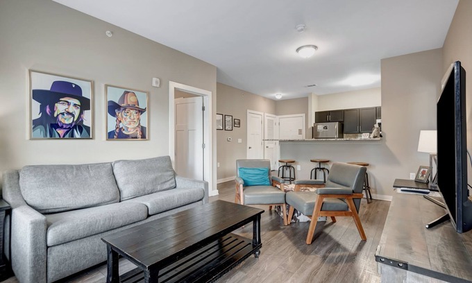 North Capitol Condo | ~2 Bed 2 Bath~Sleeps 6~Walk to Broadway!~ #201
