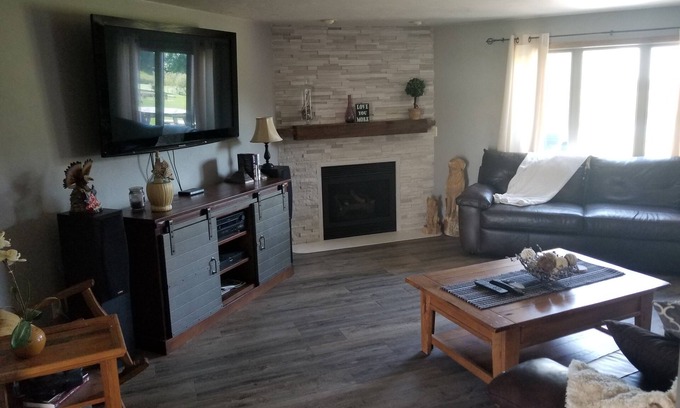 Sheboygan House | 2 bed/2 bath Townhouse on a Quiet cul de sac with backyard views and a Hot tub