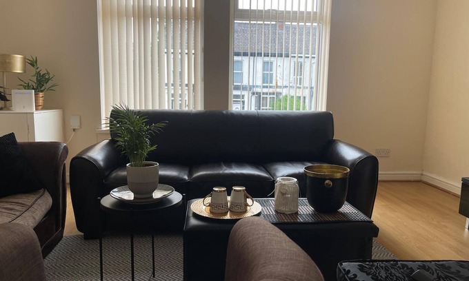 Old Trafford Apartment | 2-bed Apartment - Sleeps 4 - Street Parking - Wifi