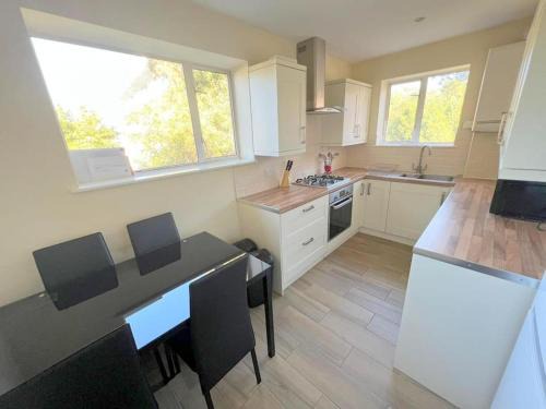 Wallington North Apartment | 2-bed Flat - Wallington - 6min walk to station