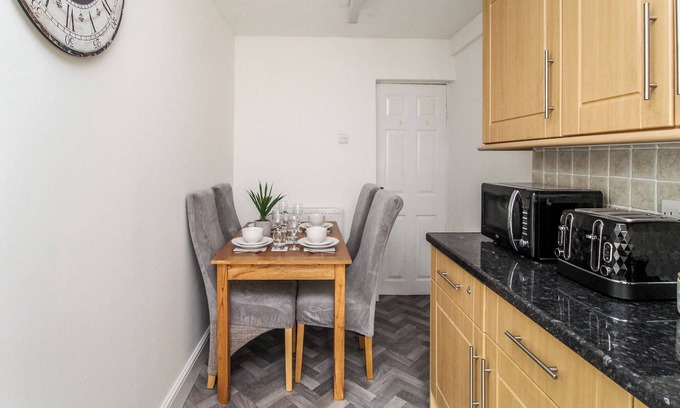 St Helens Apartment | 2 Bed House in St Helens | Near Liverpool | Good for Contractors & Families