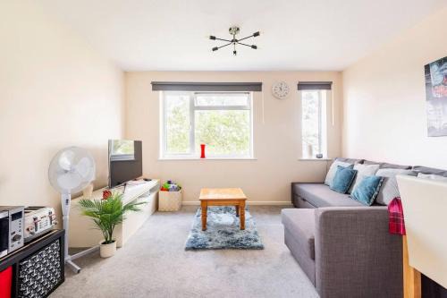 Bletchley House | 2 Bed House - Sleeps 8 - Wifi - Parking