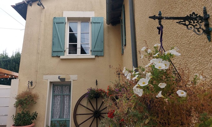 Confolens House | 2 Bed House with Mountain View, Garden and Bbq