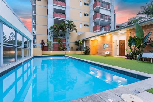 Kelvin Grove Apartment | 2-Bed Near Brisbane CBD with Pool Sauna & BBQ