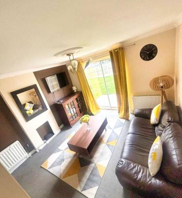 Kirk Sandall House | 2 Bed Semi - Sleeps 4 - Private Garden & Parking - Quiet Cul De Sac Location - Dog Friendly - Fast Wifi - Close to Motorway Access