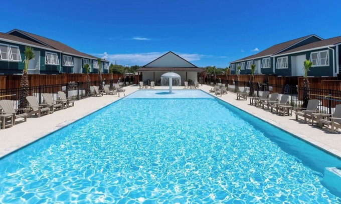 Rockport House | 2 bedroom 1.5 bath townhome 1150 sqft