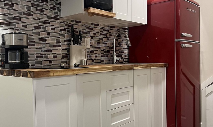 Saanich East House | 2 bedroom 1 bath on an oak tree lined dead end street on the Galloping Goose