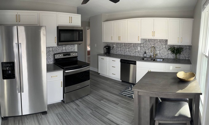 West Allis House | 2 bedroom-1 bath, close to Wi State Fair & Downtown Milwaukee