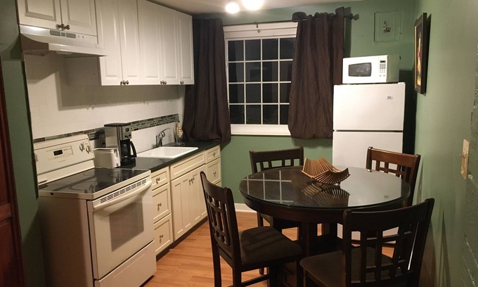 Lincolnia Apartment | 2 bedroom 1 bathroom private basement apartment.luminous 15 min from dc.