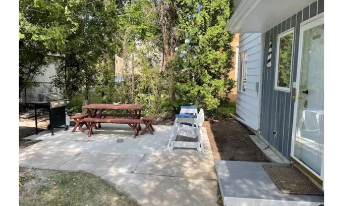 Manitowoc House | 2 Bedroom 1 Bathroom Townhome In Manitowoc