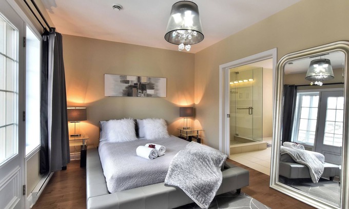 Cote-Des-Neiges—Notre-Dame-De-Grace Apartment | 2 bedroom 2 bath, 2 balconies condo with free parking & Hi speed WIFI