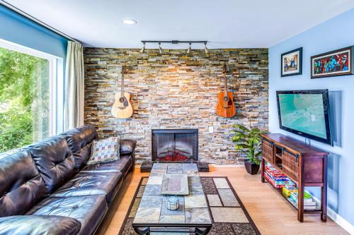North Capitol House | 2 Bedroom, 2 Bath Riverfront View, WALK to Downtown
