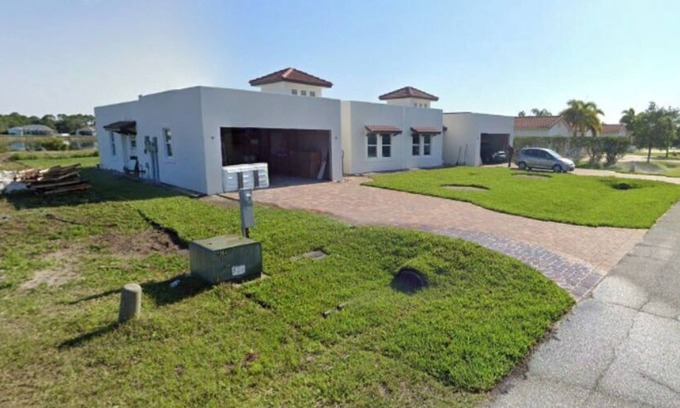 Englewood East House | 2 bedroom 2 bathroom duplex 15 minutes away from the beach
