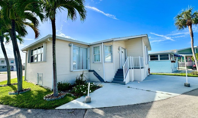 Nettles Island House | 2-bedroom, 2-bathroom home is situated on a prime corner lot