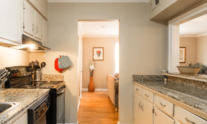 Inniswold House | 2 Bedroom 2 Bathroom Comfortable Furnished Home 10840 W fuller Pl