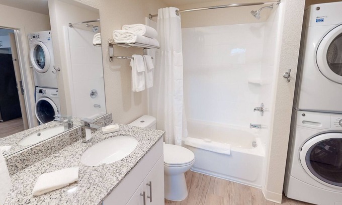 Clegg House | 2 Bedroom 2 Bathroom Furnished Apartment