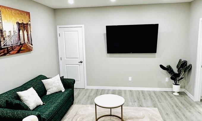 Calgary House | 2 Bedroom, 3 Beds Suite