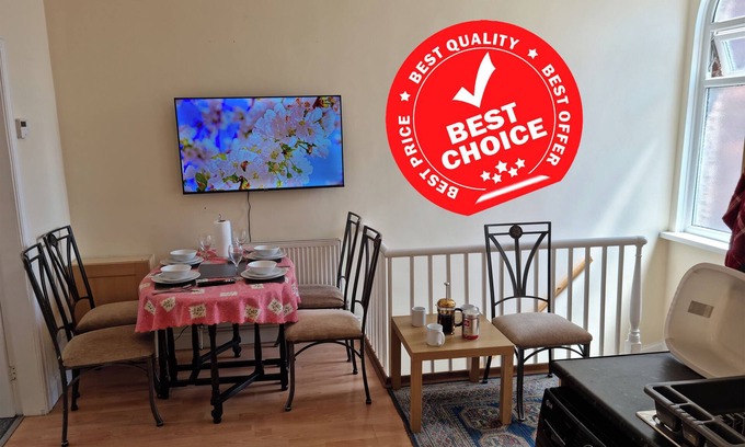 Rochdale Apartment | 2 Bedroom 4 Bed Family Flat Free Parking Wi-Fi near Rochdale Tram Rail Station
