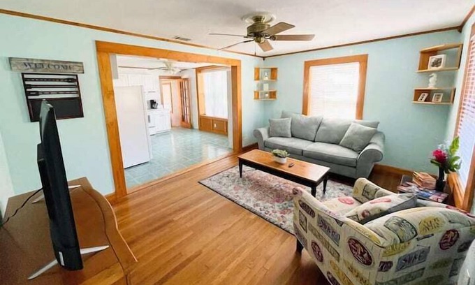 Disston Heights Apartment | 2 Bedroom 802383 by Houzlet