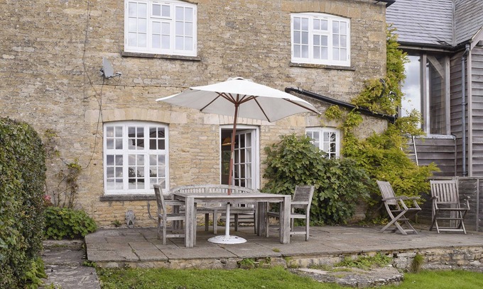 Chipping Norton Cottage | 2 bedroom accommodation in Dean, near Chadlington