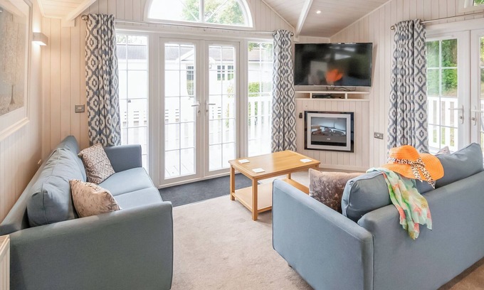 New Forest District Ski Chalet | 2 bedroom accommodation in Milford-on-Sea, Nr Lymington